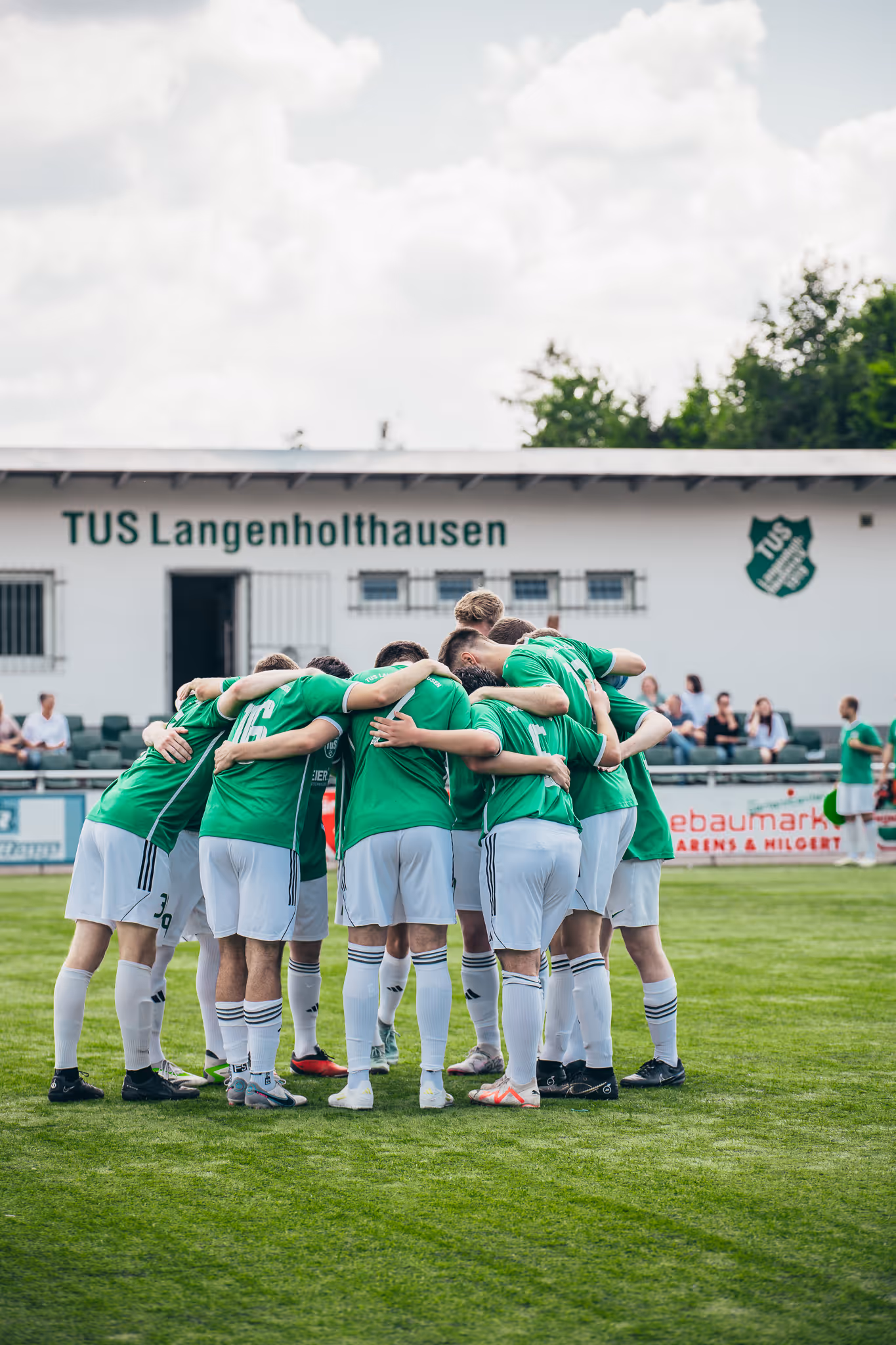 Die 2. Mannschaft vom TuS Langenholthausen auf dem Platz. Vorbesprechung und Motivation.