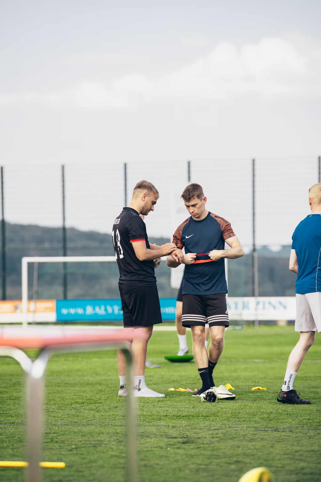 Die Trainer vom TuS besprechen sich beim Training auf dem Platz.